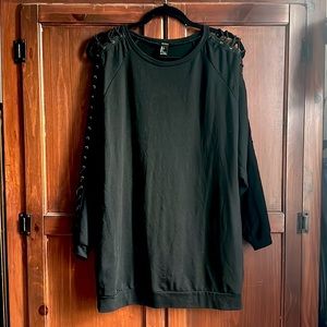FOREVER 21 OVERSIZED BLACK CRISS CROSS LONG SLEEVE SWEATSHIRT